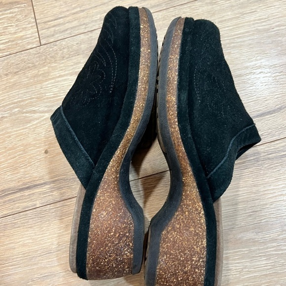 DOCKERS black suede clogs with decorative floral stitching - Picture 5 of 12